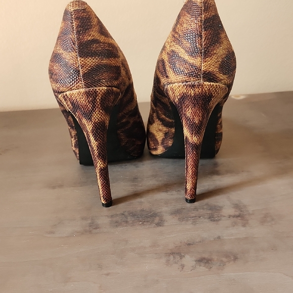 BCBGeneration Leopard Print Platform Heels Size 8 - Picture 6 of 8